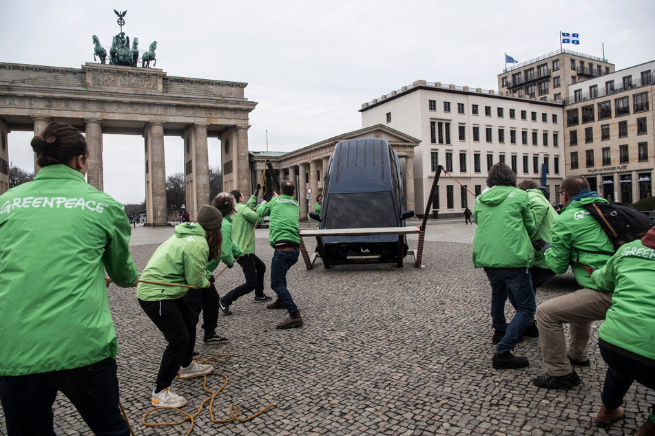 Greenpeace bezog sich mit der Aktion auf die Haltung von Verkehrsminister Volker Wissing (52, FDP) im Streit über das ab 2035 in der EU geplante Aus für Neuwagen mit Verbrennungsmotor.