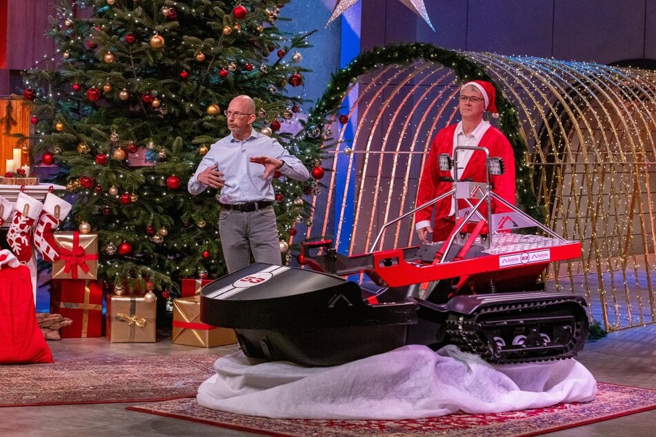 Werner Kirchner-Höffer (52, l.) und Sergey Ignatyev (53) aus Österreich stellen bei "Die Höhle der Löwen" ihr Elektro-Schneemobil "Bobsla" vor.