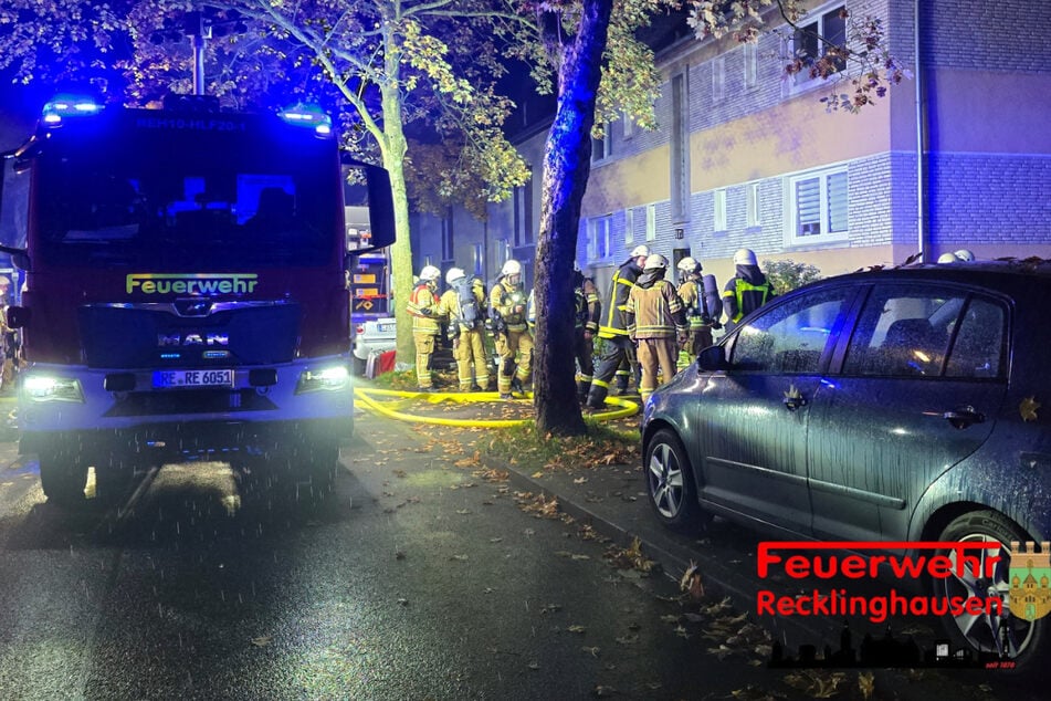 Schwerverletzte bei Kellerbrand: Familie mit Kind steckt in Kammer, Vater bewusstlos