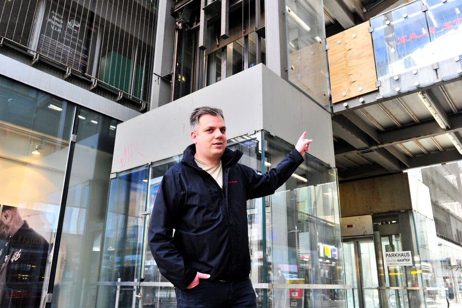 Linken-Stadtvorstand Sebastian Drechsler (31) zeigt auf das kaputte Geländer am Übergang zu Galeria Kaufhof.