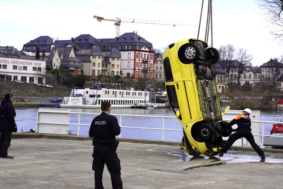 Frankfurt: Versunkenes Auto aus dem Main wieder aufgetaucht: Umstände weiter unklar