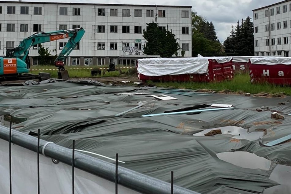 Vergangene Woche tat sich endlich was und ein Bagger und Container rückten an. Die asbesthaltigen Abfälle waren seit Ende April mit einer Plane abgedeckt.