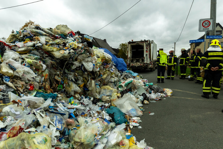 Laster fängt an zu brennen: Fahrer muss Müll auf Straße abladen