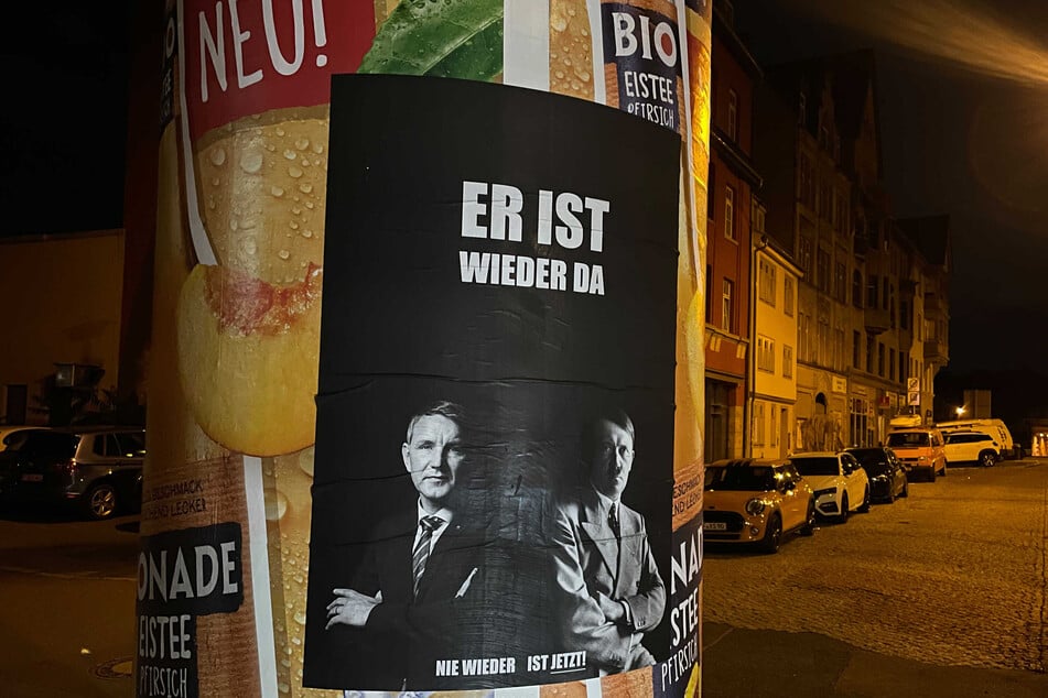 Thüringens AfD-Fraktionschef Björn Höcke (52) wurde auf einem Plakat als der neue Adolf Hitler dargestellt.