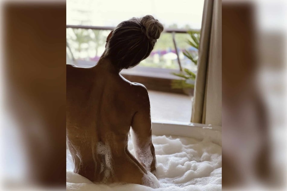 Sylvie Meis (43) zeigt ihre nackte Rückansicht in der Badewanne.