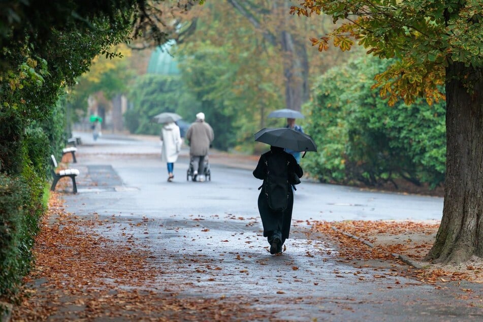 Wechselhaftes Herbstwetter hat NRW in den kommenden Tagen fest im Griff. (Symbolbild)