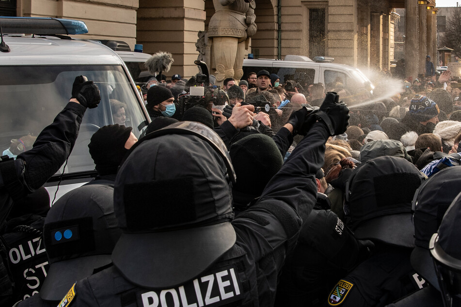 Am 8. Januar 2022 kam es auf dem Alten Markt in Magdeburg zu einer Auseinandersetzung zwischen Demonstranten und Polizei. (Archivbild)