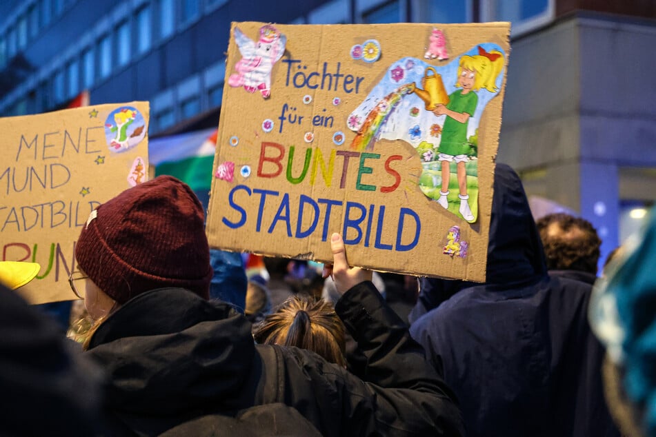 Einer ZDF-Umfrage zufolge stimmt ein Großteil der Bevölkerung der "Stadtbild"-Aussage zu - dennoch gab es lautstarken Protest.