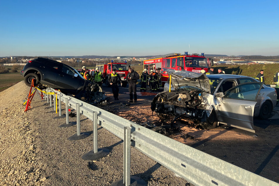 Der Mazda blieb nach dem Unfall auf der Leitplanke liegen, der Audi stand stark zerstört auf der Fahrbahn.