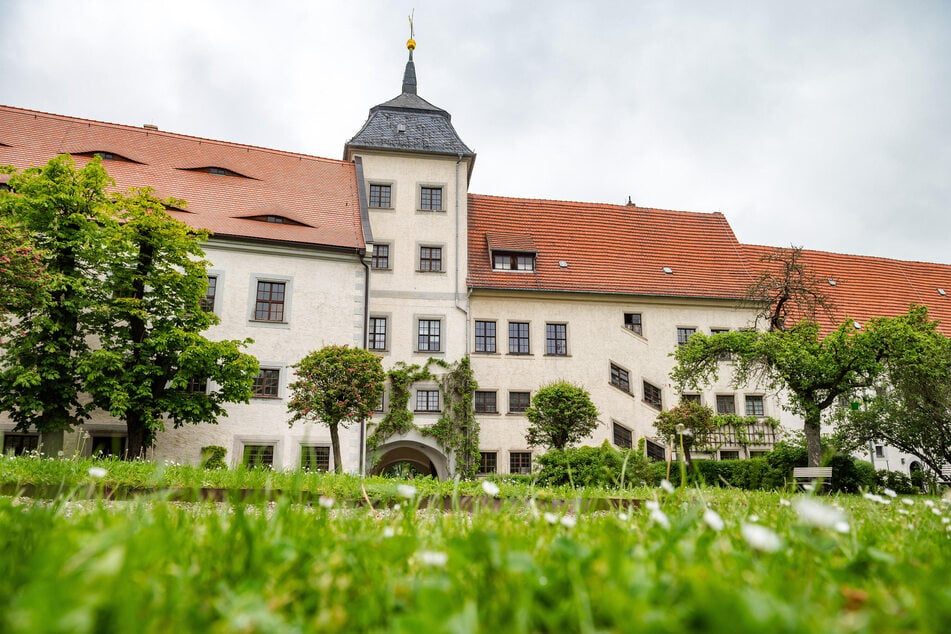 Sonst schlummert das Kloster Altzella in Nossen so vor sich hin, doch am Donnerstag und Freitag schallen Klänge von Blues und Rock durch die alten Gemäuer. (Archivbild)
