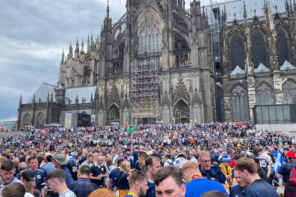 Fan-Wahnsinn in Köln: Altstadt und Domplatte komplett in schottischer Hand!