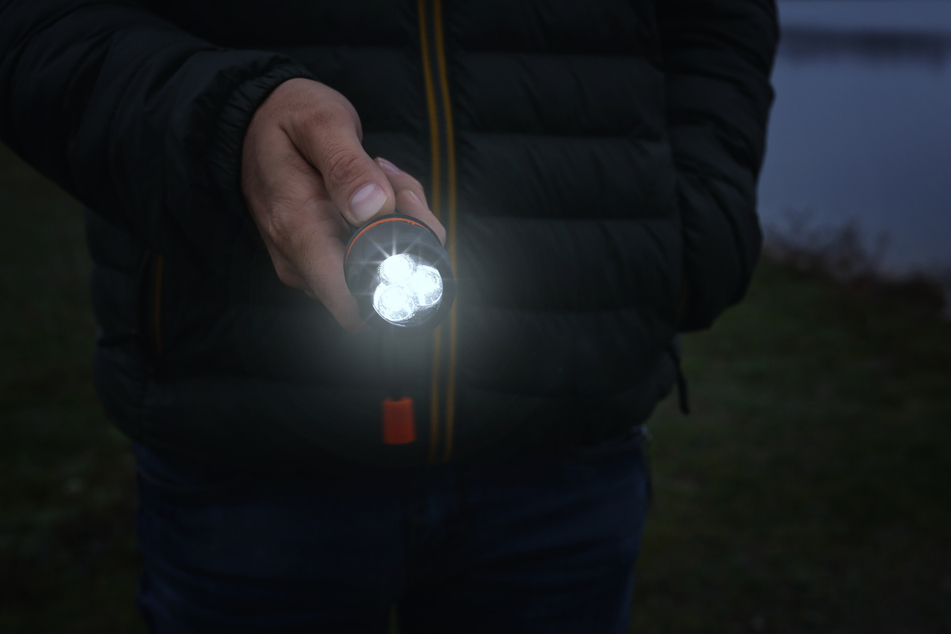 In Bergisch Gladbach-Herkenrath endete ein Streit unter zwei Männern (20,58) am Mittwoch mit einem Polizeieinsatz. Die Männer hatten sich zuvor mit Taschenlampen angeleuchtet (Symbolbild).