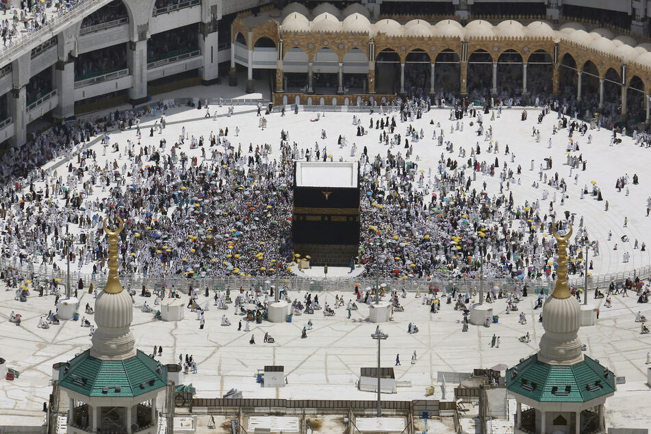 Muslimische Pilger beten an der Kaaba in der al-Haram-Moschee während der Pilgerreise Hadsch.