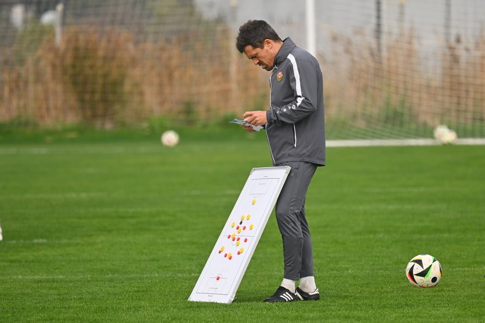 Thomas Stamm (41) arbeitete auf und auch neben dem Platz viel mit seiner Mannschaft im taktischen Bereich.