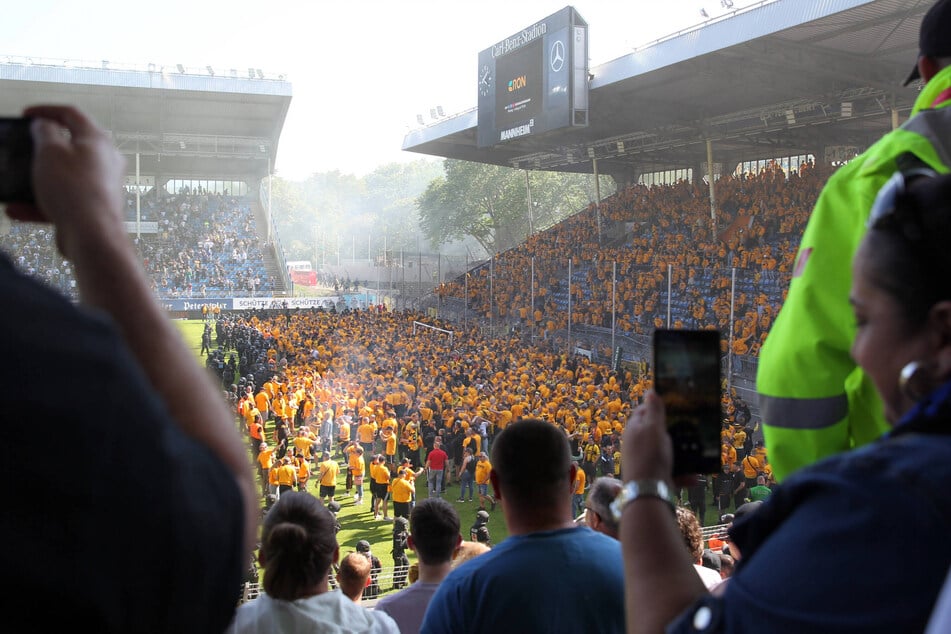 Die Sekunden nach dem Aufstieg in Mannheim. Die Dynamo-Fans stürmten den Rasen.