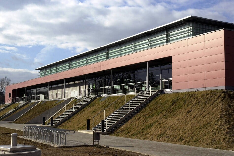 Unweit der Weißenfelser Stadthalle ist der Fahrradfahrer gestorben. (Archivbild)