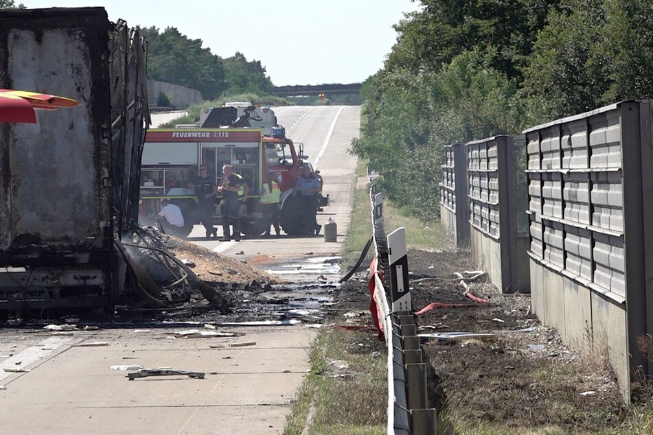 Die Flammen beschädigten an der Unfallstelle auch Teile der Autobahn.