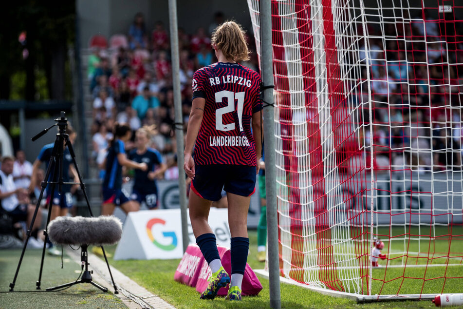 RB Leipzigs Julia Landenberger sah in der zweiten Halbzeit die Ampelkarte. Dadurch wurde es für ihre Mitspielerinnen noch schwerer.