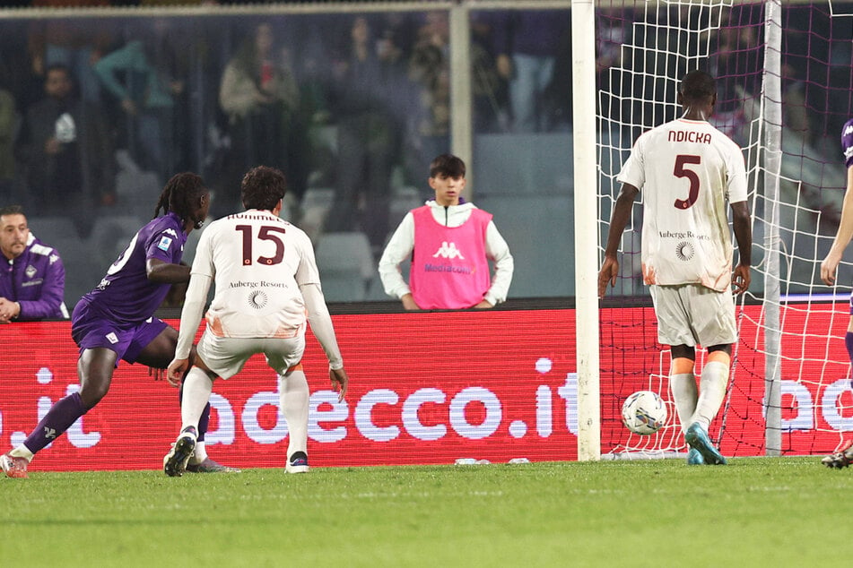 The ex-national team player's debut could not have been more unfortunate. After four minutes, he scored an own goal with his head.