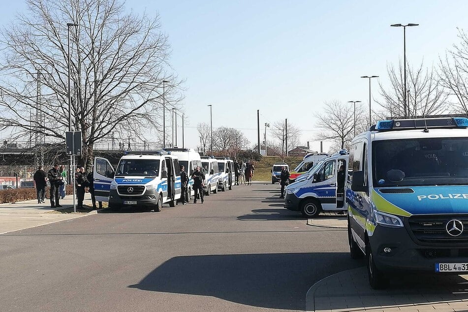 Die Polizei bringt sich mit zig Mannschaftswagen ...