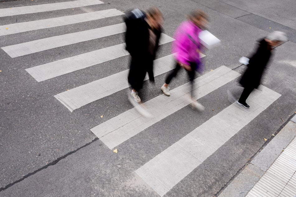 Das Pärchen lief über den Zebrastreifen, als es von einem Auto erfasst wurde. (Symbolfoto)