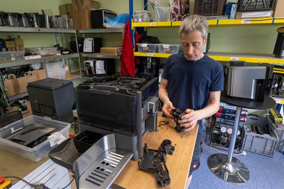 Servicetechniker Lothar Pohl in der Werkstatt der HSC HomeElectronic Service Center GmbH. Der Betrieb beteiligt sich am Programm für den sogenannten Reparaturbonus. Aktuell zahlt das Wirtschaftsministerium diesen jedoch nicht aus.