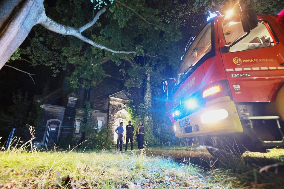 Noch ist unklar, wer oder was den Brand im Dachstuhl der entweihten Kirche ausgelöst hat.