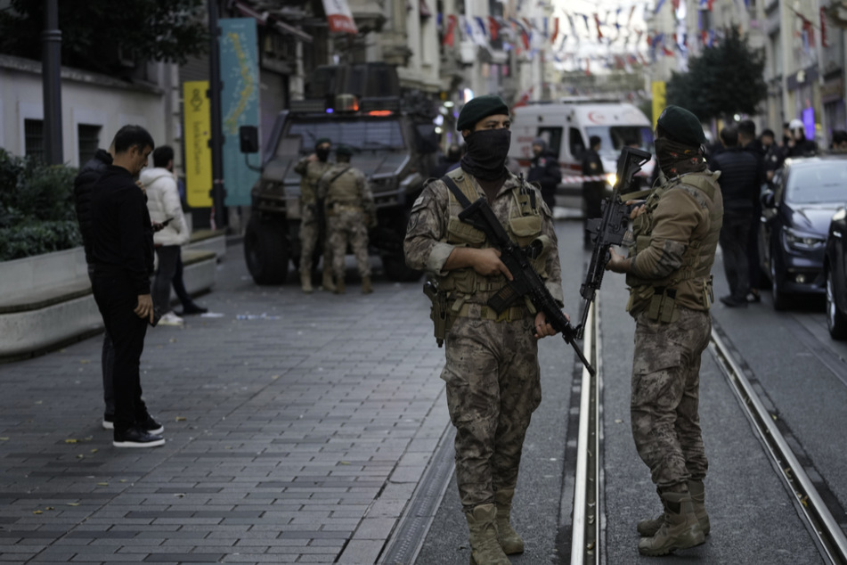 Bewaffnete Sicherheitskräfte stehen in der bekannten Fußgängerzone in Istanbul.