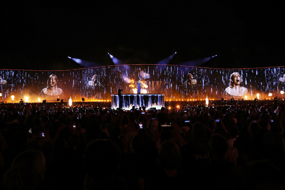 Besonderes Highlight: die Leinwand, die es bis auf den letzten Platz möglich machte, Adele stets im Blick zu behalten.