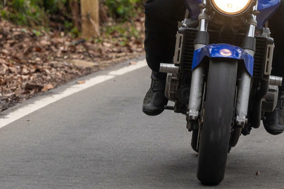 Motorradfahrer kracht gegen Baumstumpf und stirbt