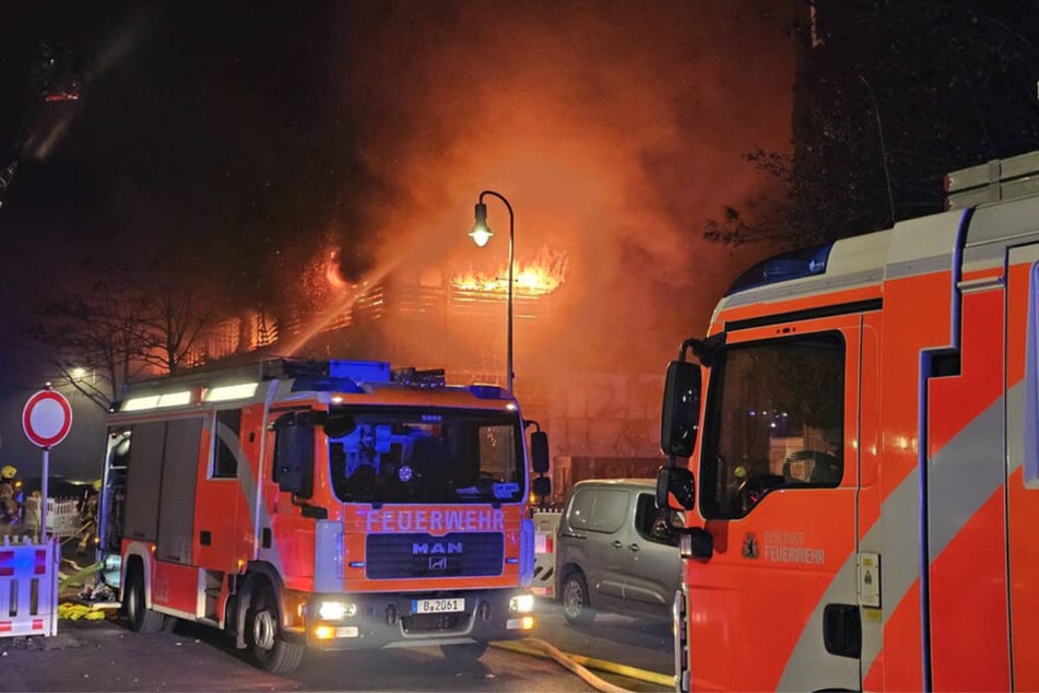 Beim Eintreffen der Feuerwehr haben die beiden oberen Etagen des Parkhauses bereits lichterloh gebrannt.