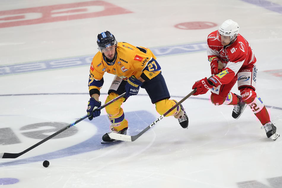 Stürmer Tim Lutz (25, r.) bleibt ein weiteres Jahr bei den Eispiraten.