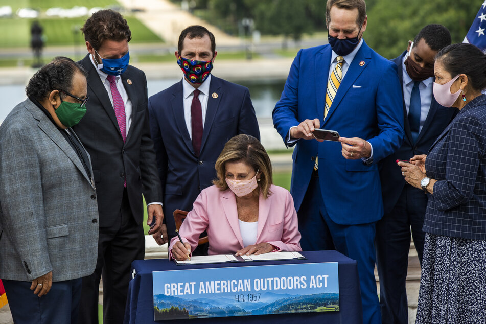 Nancy Pelosi (vorne,M), Sprecherin des US-Repräsentantenhauses.