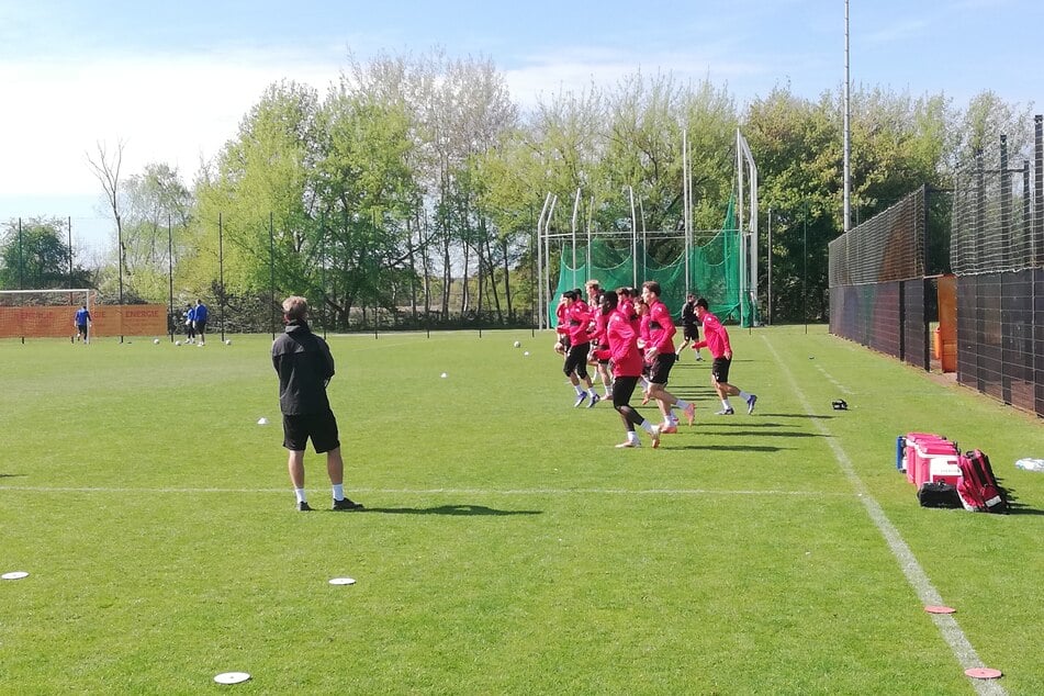 Während der angeleiteten Erwärmung ist das Team wieder vollzählig.