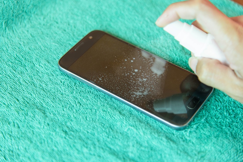 So nicht: Zum Reinigen solltest Du Dein Smartphone nie in Wasser tauchen oder es direkt besprühen.