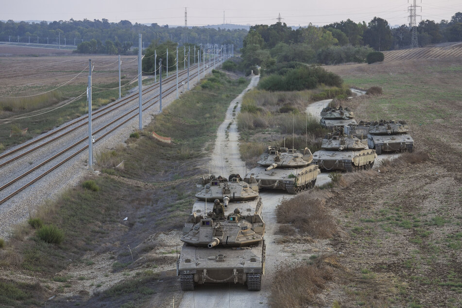 Israelische Panzer unterwegs, in der Nähe zum Gazastreifen.