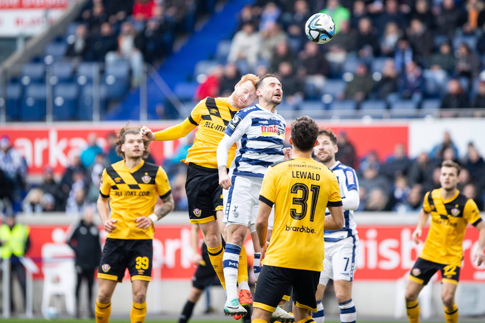 Augen zu und rein damit: Paul Will (24, 2.v.l.) köpfte am Sonntag Dynamo mit 1:0 in Duisburg in Führung. Immer, wenn Dresden in dieser Saison das erste Tor der Partie schoss, gewann es auch.