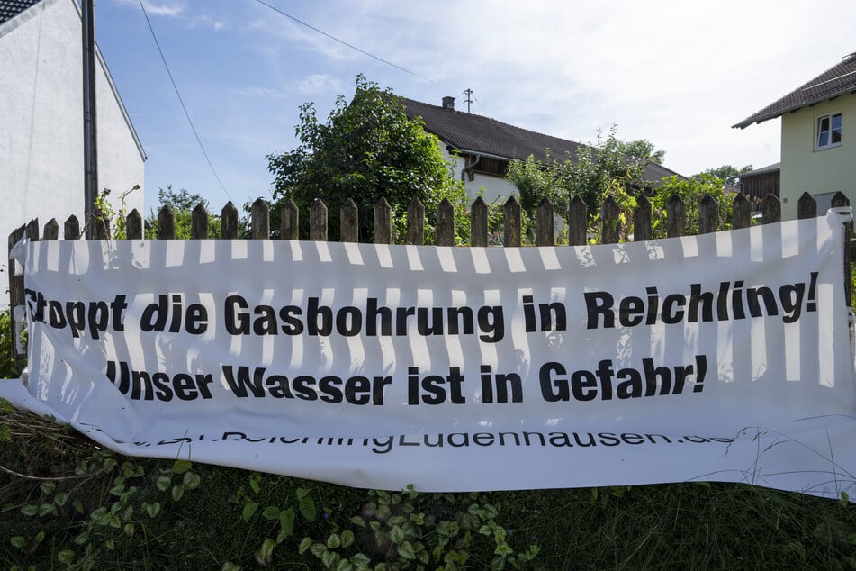 In Reiching wird mit einem Banner gegen die Gasbohrung protestiert.