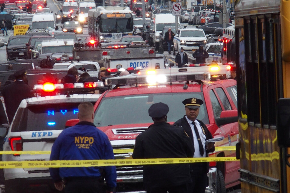 Unzählige Polizisten waren im Stadtteil Brooklyn im Einsatz und fahndeten nach dem Täter.