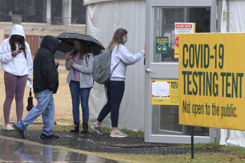 Waco: Studenten der Baylor Universität warten in einer Schlange vor einem Testzentrum auf dem Campus, um sich auf das Coronavirus testen zu lassen.