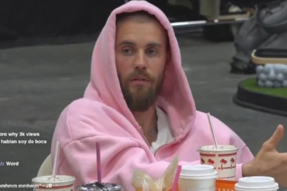 Justin Bieber (31) llevaba una sudadera con capucha rosa durante la transmisión en vivo.