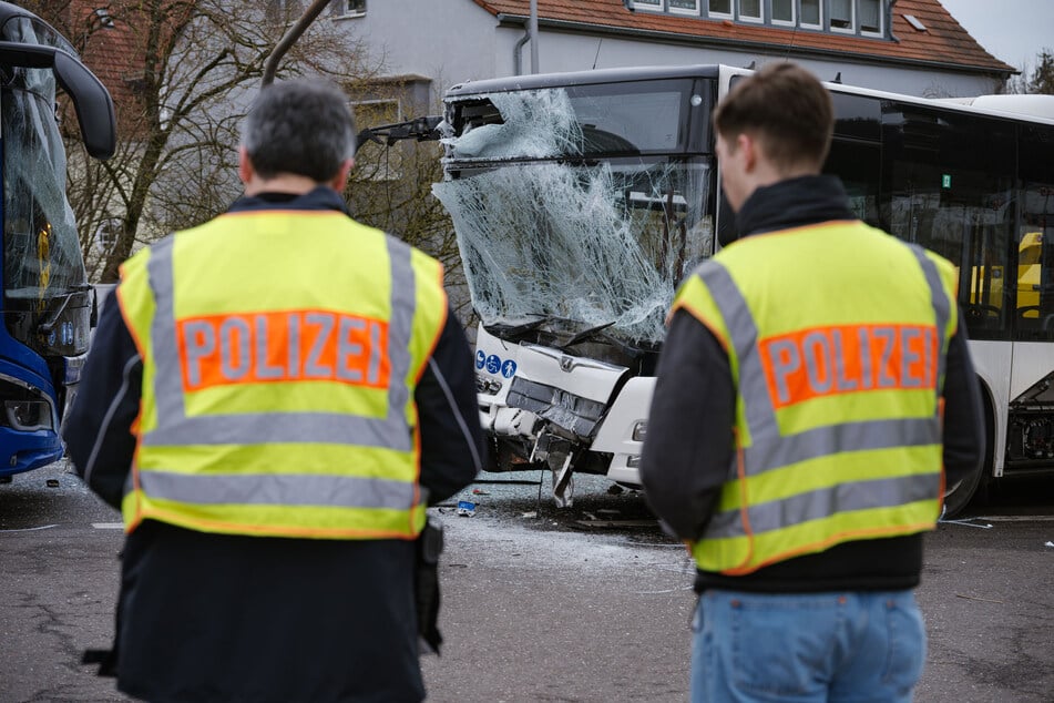 Polizeibeamte sperrten die Unfallstelle weiträumig ab.