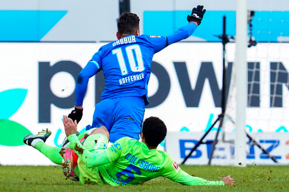 Die eingesprungene Notbremse: VfL-Rechtsverteidiger Paulo Otavio (26, r.) bringt TSG-Stürmer Munas Dabbur (28) brutal zu Fall. Glücklicherweise blieb der Hoffenheimer unverletzt.