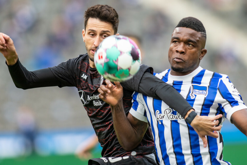 Herthas Jhon Cordoba (r.) kämpft gegen Atakan Karazor von VfB Stuttgart um den Ball.