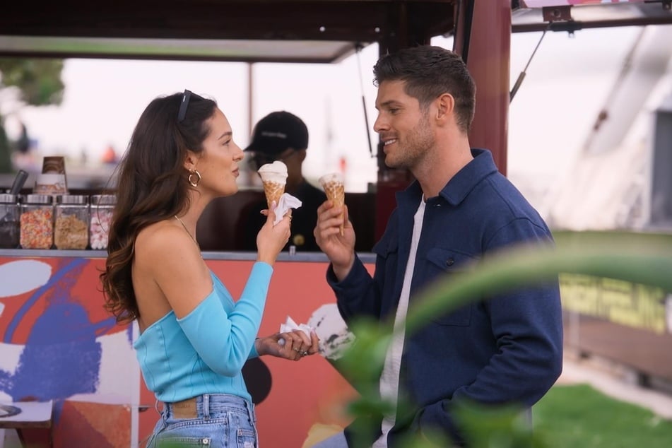 Leonie (26) und Martin genießen ein Eis auf ihrem Einzeldate.