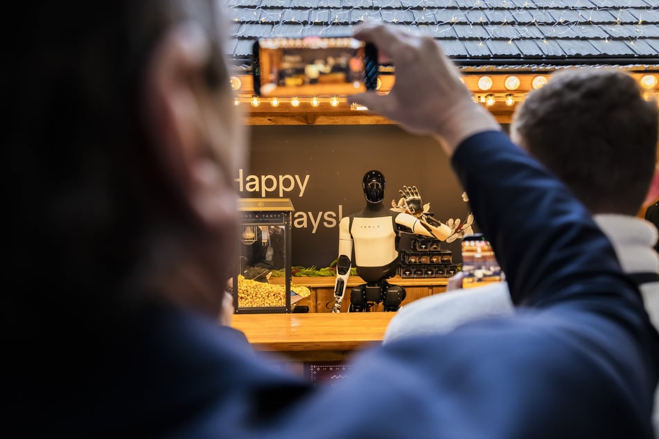 Technikinteressierte nutzen die Gelegenheit für einen Schnappschuss von Optimus.