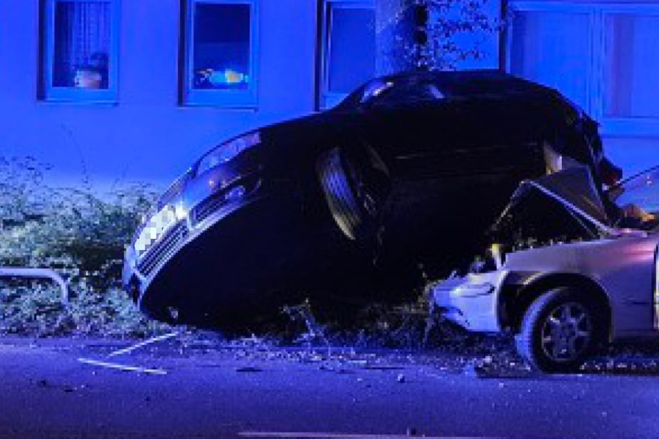 Mercedes kracht in geparktes Auto: Mann und Frau schwer verletzt
