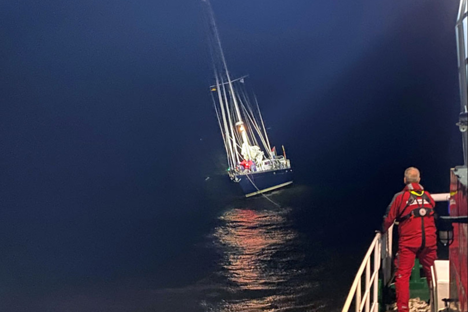 Der Seenotrettungskreuzer EUGEN schleppt die havarierte Segelyacht vor Norderney ab.