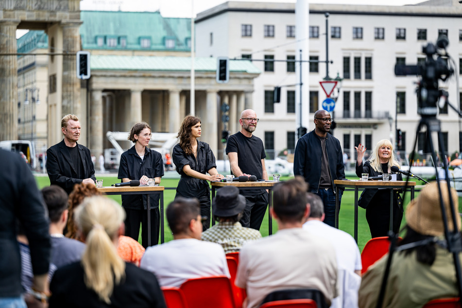 Direkt auf der neuen Fanmeile wurden die Pläne vorgestellt (v.l.n.r.): Thomas Gloor mit einer Kollegin von der UEFA, Moritz van Dülmen (53) und eine Kollegin, Kultursenator Joe Chialo (54) und Sportsenatorin Iris Spranger (SPD, 62).