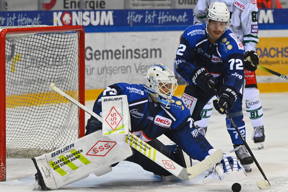 Wie bereits am Freitag gegen Rosenheim machte Eislöwen-Ersatzgoalie Pascal Seidel (links) einen hervorragenden Job.